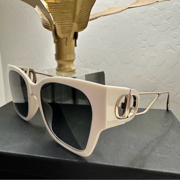 Chic White Designer Sunglasses - Picture 1 of 3